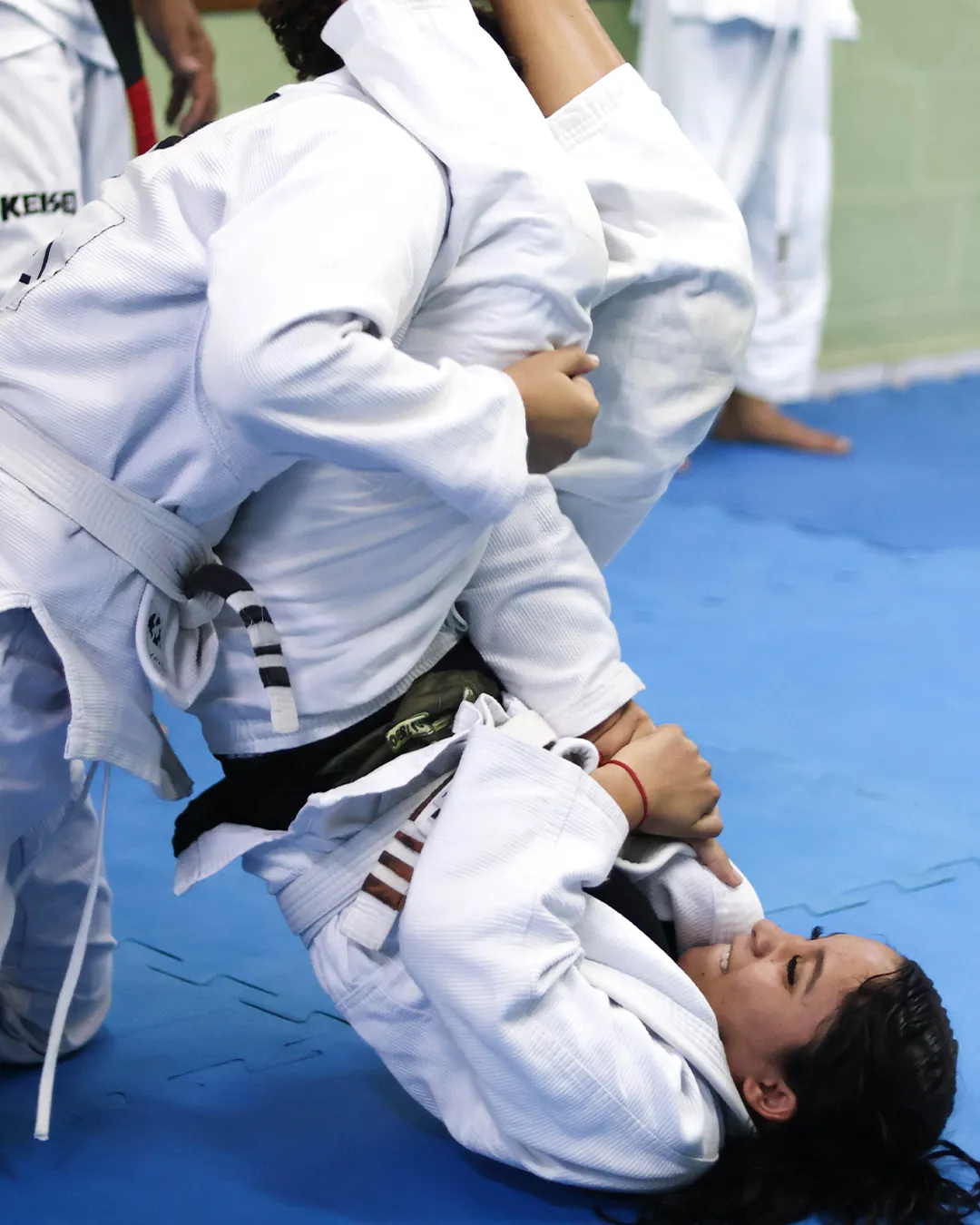 Atleta de judô concentrado antes de entrar no tatame