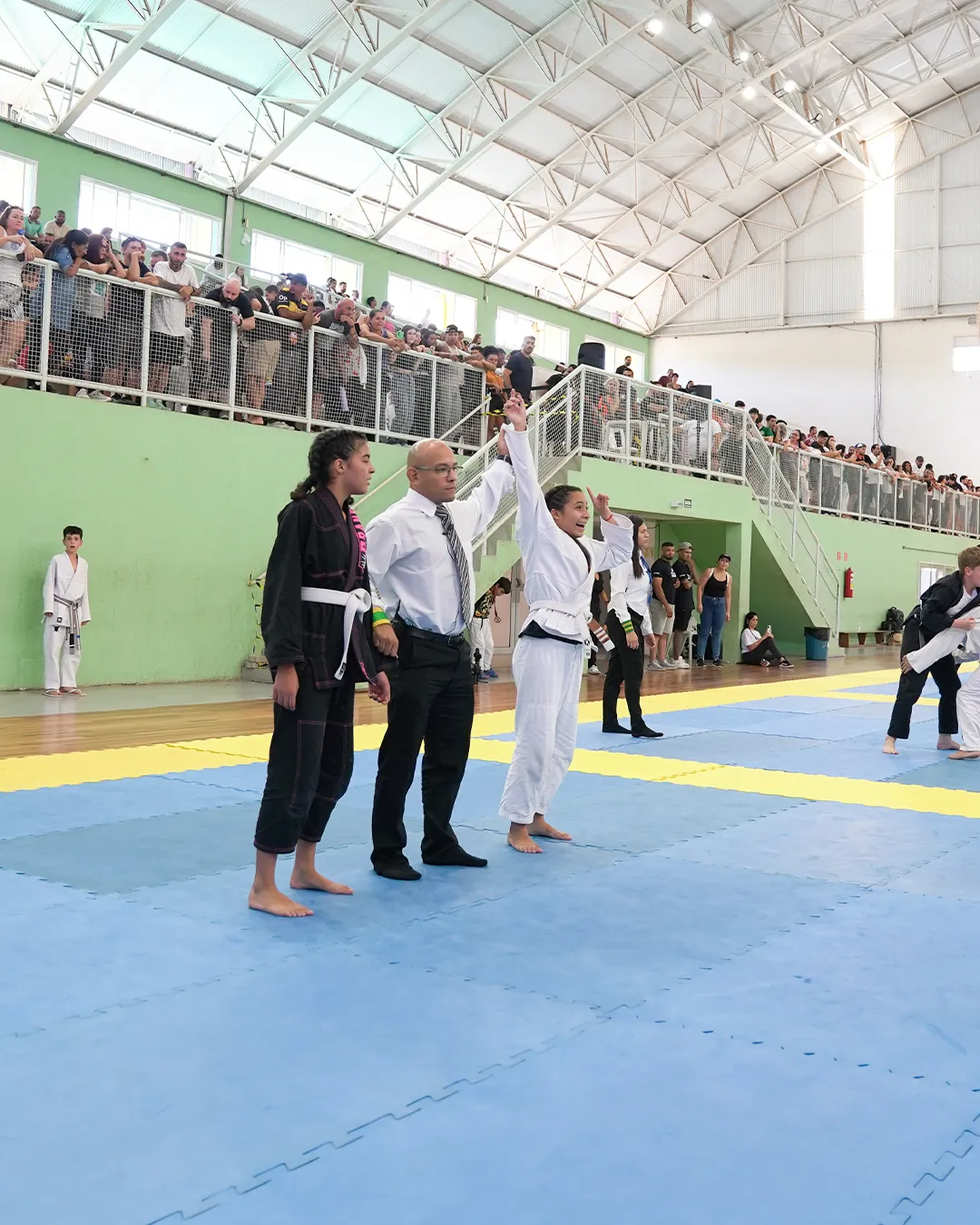 Jovem atleta concentrado no dojo de judô com olhar determinado